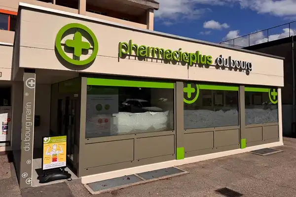 Vitrine de la pharmacieplus bourg-marin