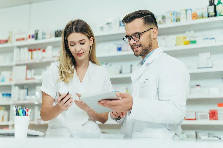Deux pharmaciens discutent