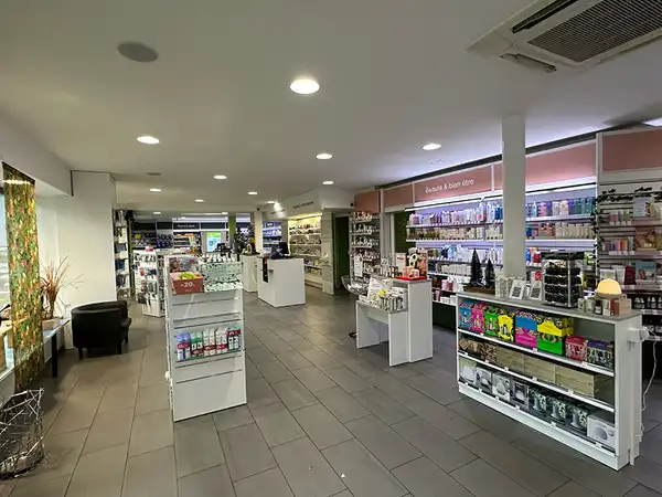 Vue de l'intérieur de la pharmacieplus de la Grand-Rue