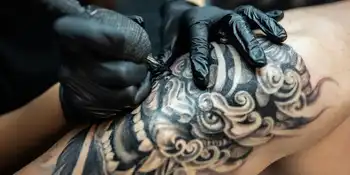 Bien cicatriser après un tatouage: mode d’emploi